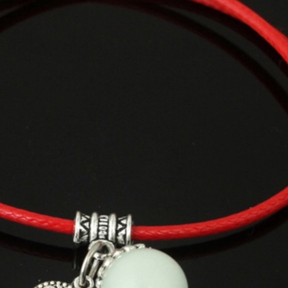 Simple Luminous Bead Leaf Pendant Bracelet - Picture 2 of 2